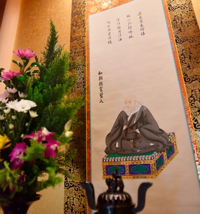 掛け軸と花